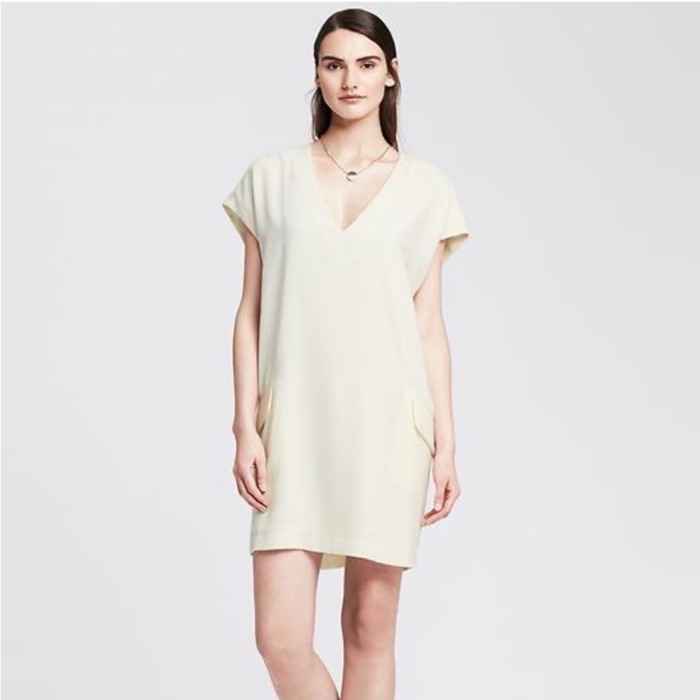 Banana republic cap sleeve v-neck cocoon mini dress in off white. petite small